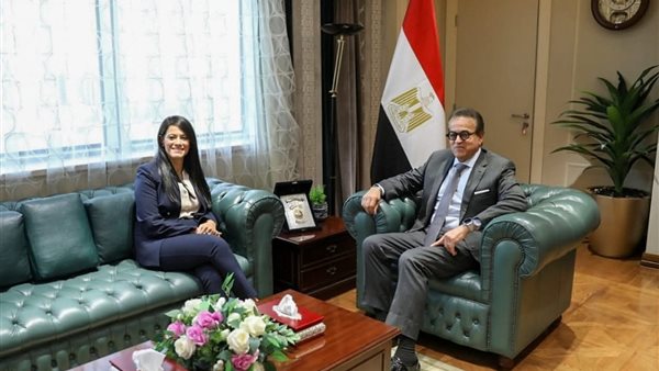 وزيرة التخطيط ووزير