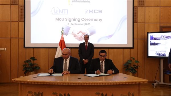 جانب من التوقيع