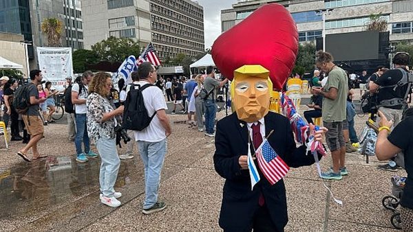 متظاهر يرتدي قناع