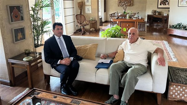 وزير الرياضة مع حسين