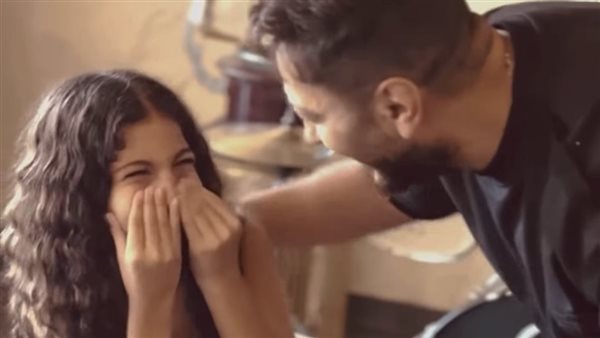 تامر حسني والطفلة