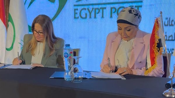 جانب من التوقيع 