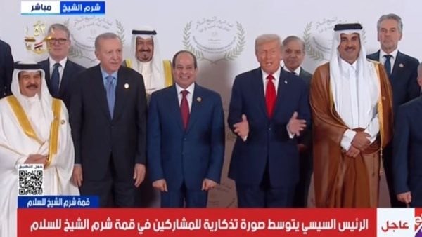 جانب من التوقيع 