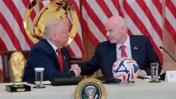 جياني إنفانتينو يصافح