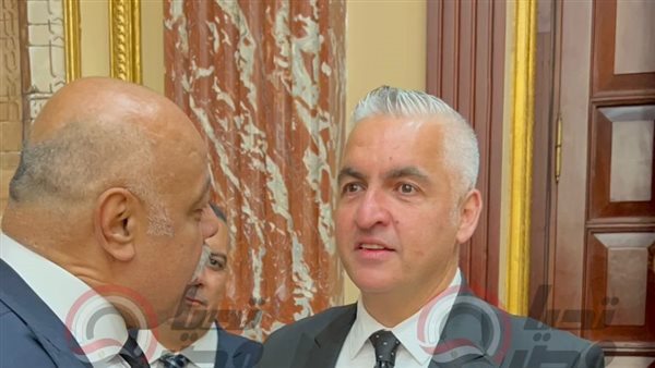 أثناء تسلم سيف زاهر