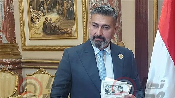 خلال تسلم الفنان