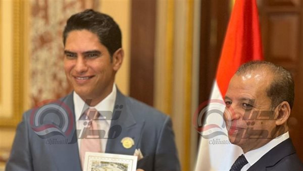 أثناء تسلم أحمد أبو