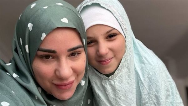 أسما شريف منير وابنتها