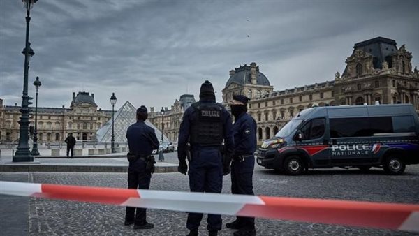 من أمام متحف اللوفر