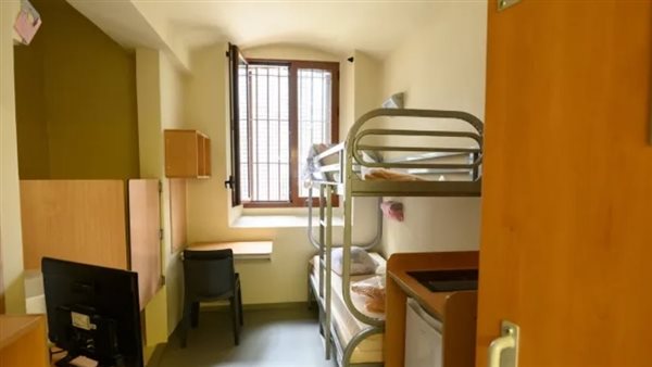 داخل سجن لا سانتي