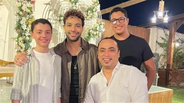 أحمد يحتفل وسط أهله