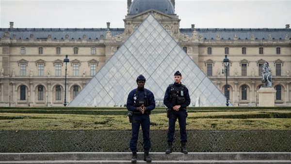 رجال شرطة خارج متحف