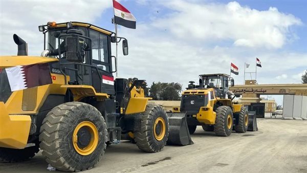 جرافات تحمل أعلام