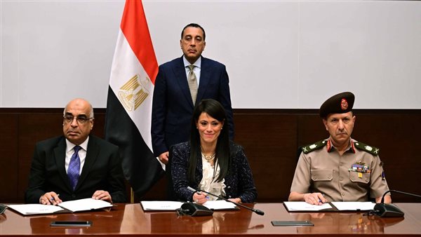 جانب من التوقيع 