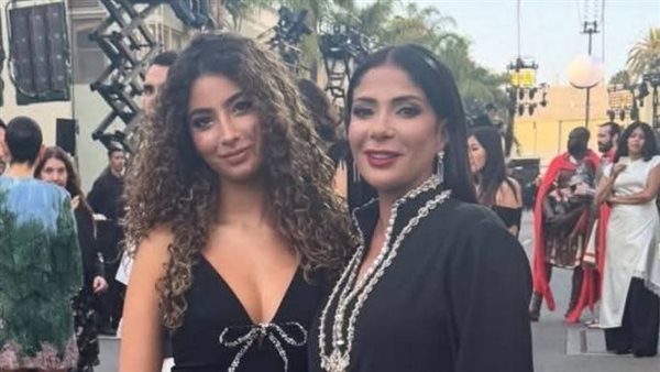 منى زكي وابنتها لي