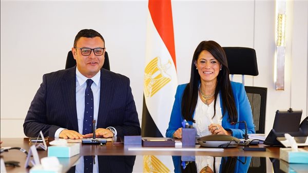 وزيرة التخطيط ووزير