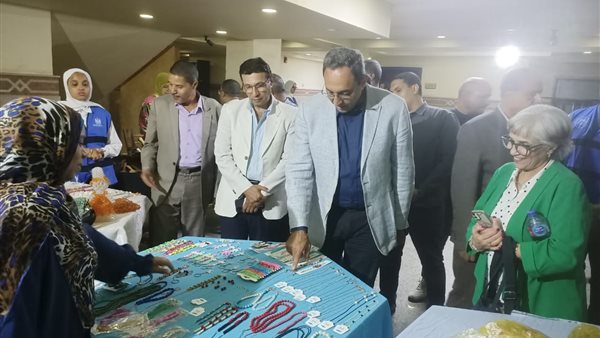 محافظ قنا يتفقد معرض