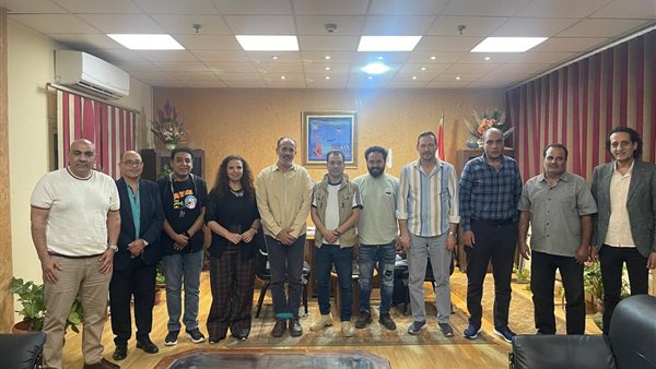 صورة جماعية للمجتمعين