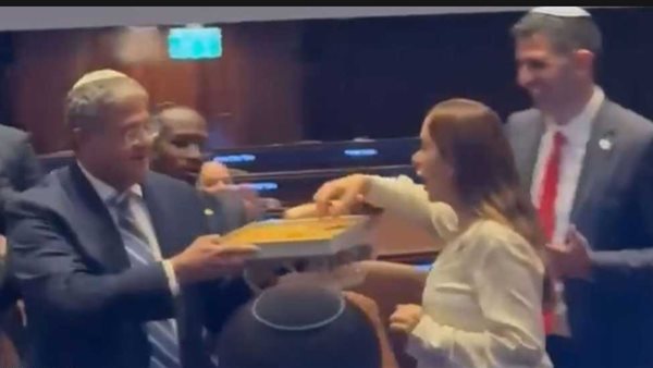 بن غفير يوزع البقلاوة