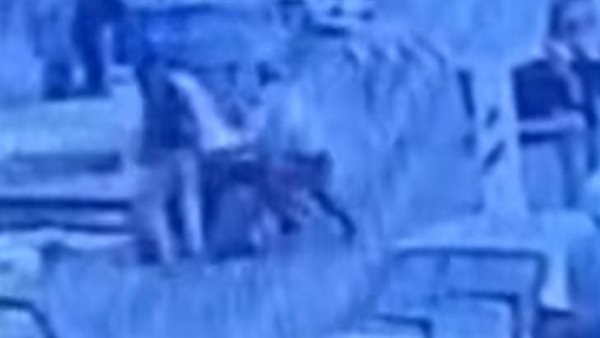 عامل ينقذ مسن 