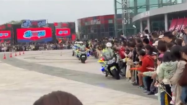 الشرطية الصينية لحظة