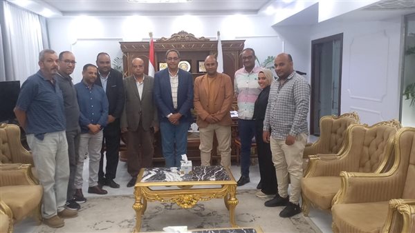 محافظ قنا مع وفد