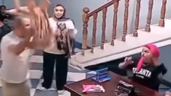 ضرب سيدة بكرسي