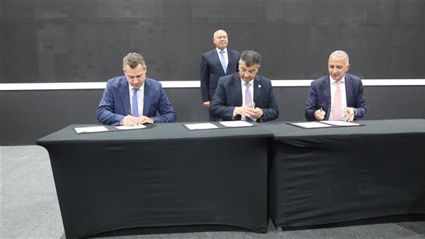 مصر توقع عقد تشغيل