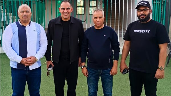 عبدالملك مع مسؤلي