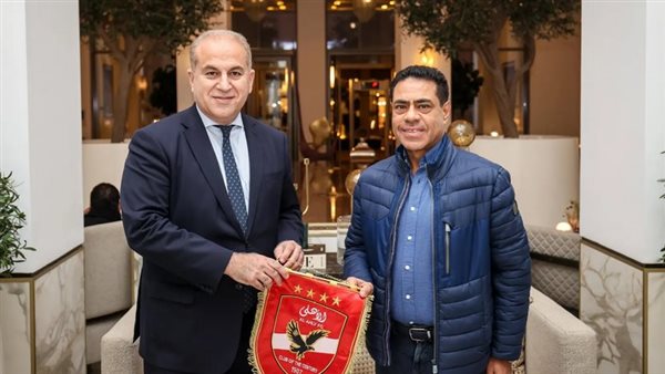 طارق قنديل يهدي درع