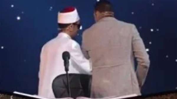 مصطفى حسني يرافق