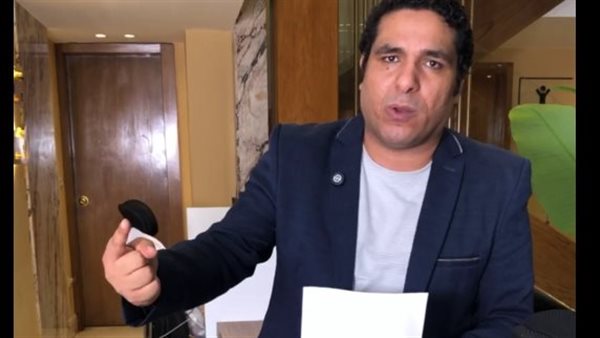 الكاتب الصحفي محمود