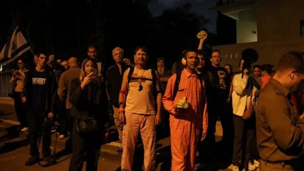 تظاهرات أمام منزل