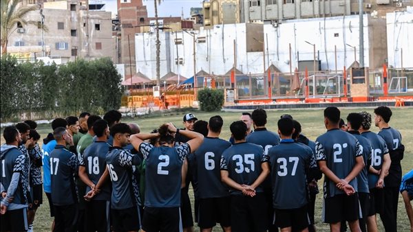 عبده مع لاعبي المنصورة