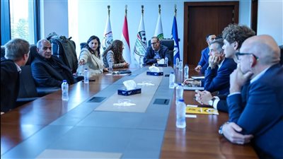 وفد الشركة الفرنسية لصيانة الملاعب    