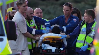 نقل أحد المصابين في هجوم سيدني     