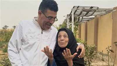 النائب عماد الدين حسين ووالدته    