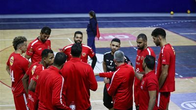 الفريق الأول لكرة الطائرة رجال بالنادي الأهلي    