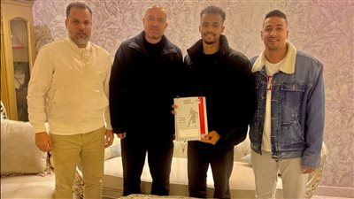 شحاته مع مسؤلي بروكسي    