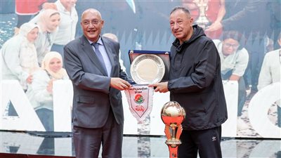 الخطيب يُكرّم رئيس نادي سبورتنج     