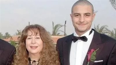 أحمد الفيشاوي ووالدته سمية الألفي     