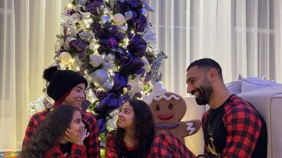 محمد صلاح رفقة عائلته    