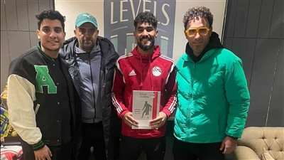 عبدالغني مع مسؤلي ليفيلز    