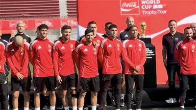 لاعبو الأهلي يلتقطون صورة تاريخية مع النسخة الأصلية      