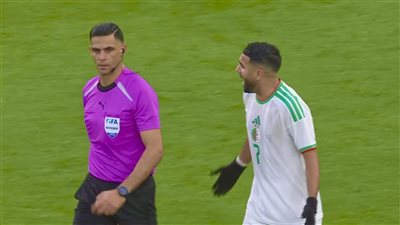 الجزائر ضد الكونغو الديمقراطية.. رياض محرز يعترض على الحكم      