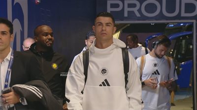 الهلال والنصر.. وصول حافلة النصر إلى ملعب المملكة أرينا استع    