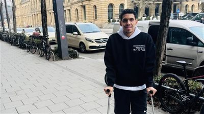 محمد حمدي يعود إلى القاهرة بعد جراحة الرباط الصليبي     