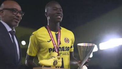 فياريال ضد الريال.. تكريم بابي جاي لاعب فياريال بعد الفوز بك    