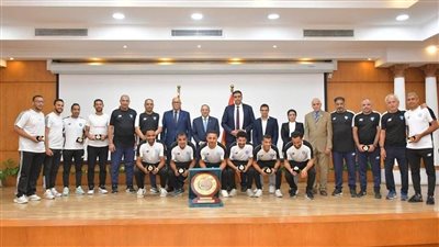 محمد عبدالعزيز يهنئ بورفؤاد بعد التتويج بكأس إفريقيا للهوكي    