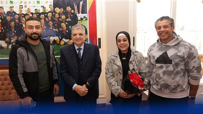 الفريق أسامة ربيع يكرم البطلة الأولمبية سارة سمير لإنجازاتها    